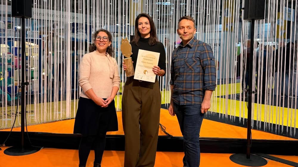 Palais Sommer Projektleiterin Tessa Schleritt nimmt den Gastronomie-Preis "Goldener uHu" entgegen