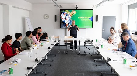 The Greens are calling for an effective strategy to integrate care workers from abroad. (Archive image) / Photo: Sebastian Kahnert/dpa