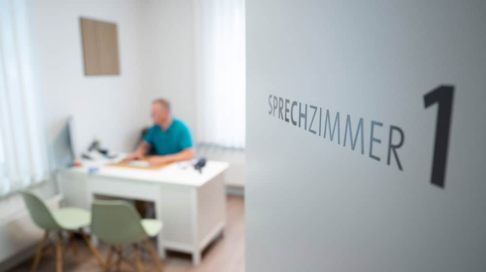 За оцінками, близько 40 000 людей у Саксонії не мають медичного страхування або мають його в недостатньому обсязі (символічне зображення). / Фото: Sebastian Kahnert/dpa