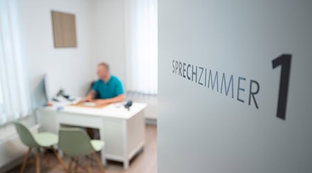 Según las estimaciones, unas 40.000 personas en Sajonia carecen de cobertura sanitaria o la que tienen es insuficiente (imagen simbólica). / Foto: Sebastian Kahnert/dpa