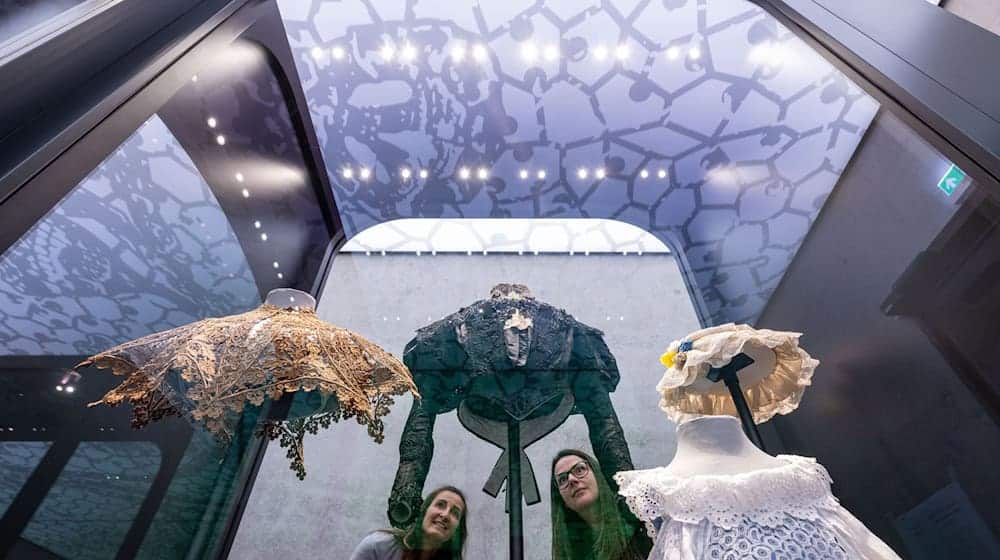 "Plauener Spitze" is considered a high-priced niche product - according to the manufacturers, they are defying the crises. (Archive image) / Photo: Hendrik Schmidt/dpa