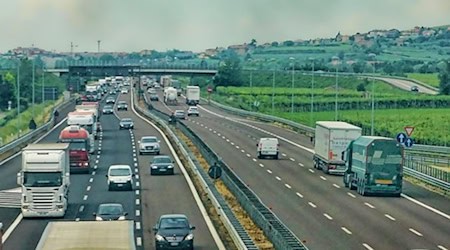 Symbolbild Autobahn / pixabay Schwoaze