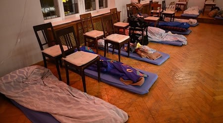 For many people without a home, night cafés in Dresden are a first port of call, a place of retreat and a place to rest during the cold and dark season. (Archive photo) / Photo: Robert Michael/dpa