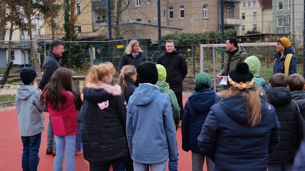 Projektleiter Schadie Mansour vom Meißner Stadtbauamt (2.v.r.) und Marion Brod-Kilian vom Landschaftsarchitekturbüro LA 21 (r.) erklärten Oberbürgermeister Markus Renner (l.), den Kindern und Kollegen aus Familienamt und Hort die Details zur Umgestaltung. Foto: Stadt Meißen