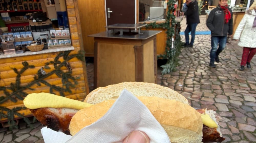 Ordentlich Senf auf die Bratwurst am Meißner Weihnachtsmarkt. Oder heißt es Mostrich? Foto: Ulf Mallek