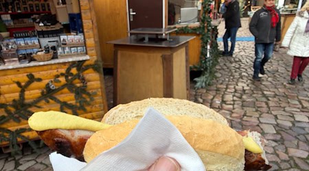 Ordentlich Senf auf die Bratwurst am Meißner Weihnachtsmarkt. Oder heißt es Mostrich? Foto: Ulf Mallek