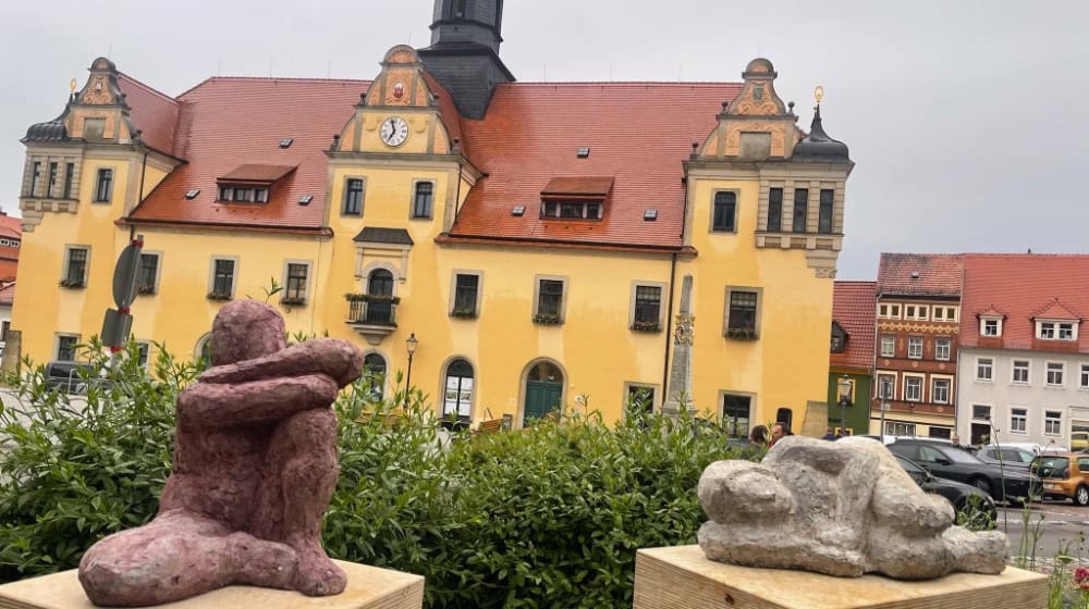 Die beiden Figuren auf dem Lommatzscher Markt. Foto: Mallek