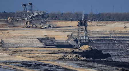 Bagger stehen im Braunkohletagebau Garzweiler. (Archivbild) / Foto: Oliver Berg/dpa