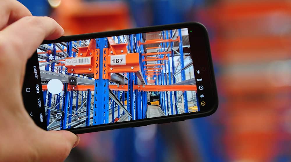 From high shelves to desks, houseplants to a complete production line for several million euros: The inventory of insolvent solar module manufacturer Meyer Burger goes under the hammer / Photo: Simon Kremer/dpa