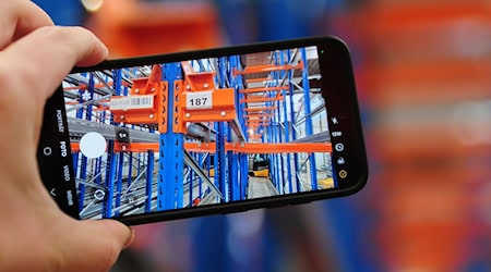 Vom Hochregal über Schreibtische, Zimmerpflanzen bis hin zur kompletten Produktionslinie für mehrere Millionen Euro: Das Inventar des insolventen Solarmodulherstellers Meyer Burger kommt unter den Hammer.  / Foto: Simon Kremer/dpa