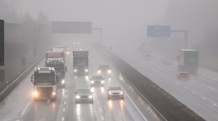 Trotz Glätte bleibt ein Verkehrschaos in Sachsen bislang aus. (Archivbild) / Foto: Jan Woitas/dpa