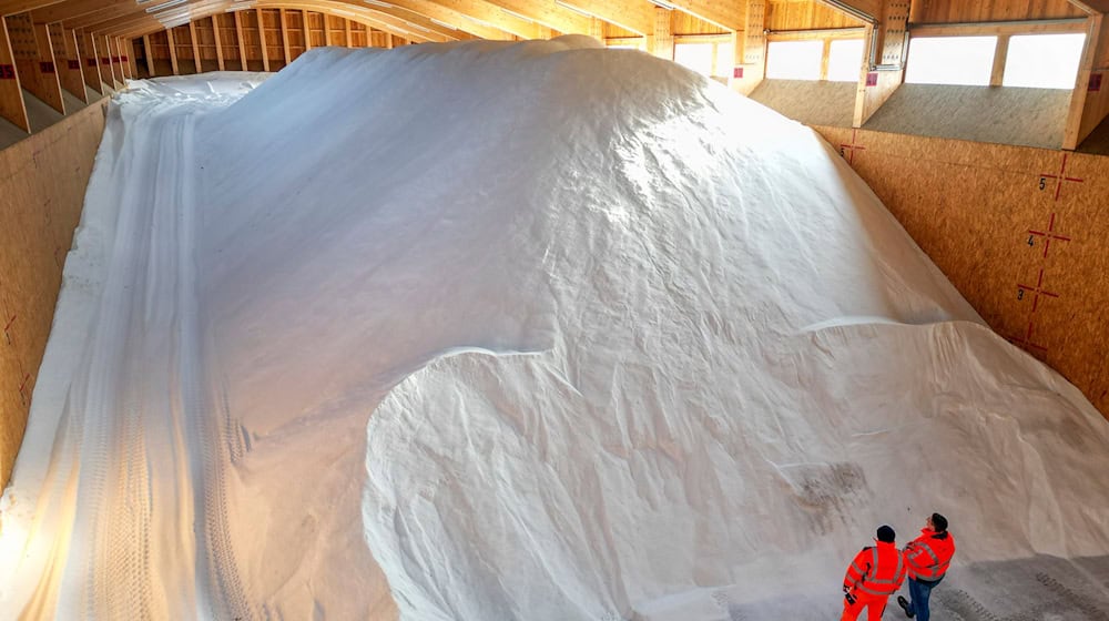 4.400 Tonnen Streusalz lagern in der Salzhalle der Stadtreinigung Leipzig. / Foto: Jan Woitas/dpa