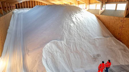 4.400 Tonnen Streusalz lagern in der Salzhalle der Stadtreinigung Leipzig. / Foto: Jan Woitas/dpa