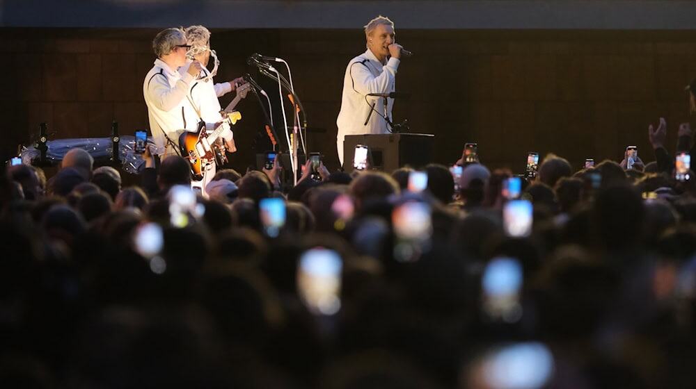 Kraftklub announced their new album "Sterben in Karl-Marx-Stadt" at a surprise concert in Chemnitz at the end of May. It will now be released on November 28. (Archive photo) / Photo: Sebastian Willnow/dpa