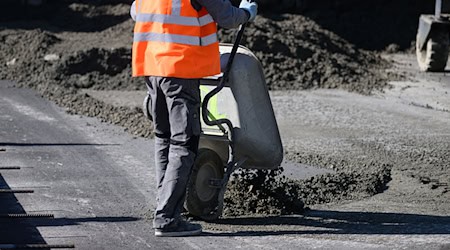 Das Arbeitszeit- als auch das sächsische Sonn- und Feiertagsgesetz regeln, dass Sonn- und Feiertage grundsätzlich arbeitsfrei sind (Symbolbild) / Foto: Robert Michael/dpa