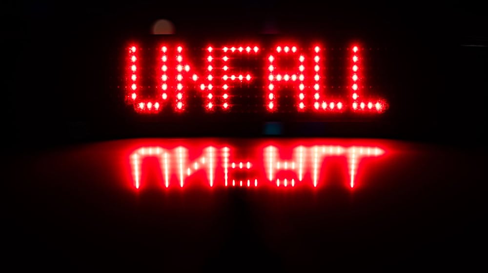 Nach einem Lkw-Unfall bei Wiedemar sind auf der A 9 Auffahrt und zwei Fahrstreifen bis Mittag gesperrt. (Symbolbild) / Foto: Robert Michael/dpa