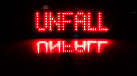 Nach einem Lkw-Unfall bei Wiedemar sind auf der A 9 Auffahrt und zwei Fahrstreifen bis Mittag gesperrt. (Symbolbild) / Foto: Robert Michael/dpa