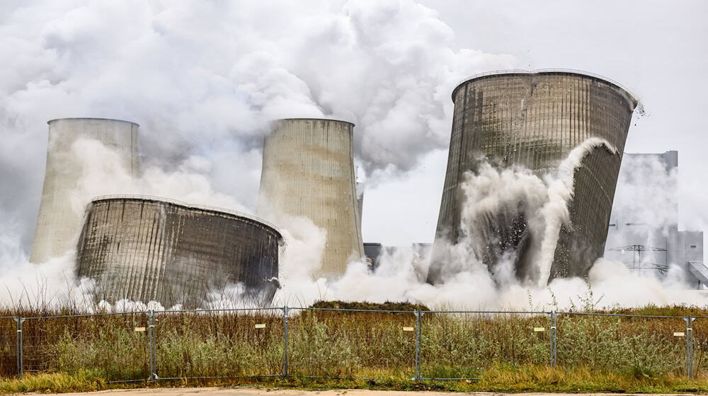 The "GigaBattery Boxberg 400" is to be built on the site where the cooling towers of the old power plant were blown up a year ago (archive photo) / Photo: Robert Michael/dpa