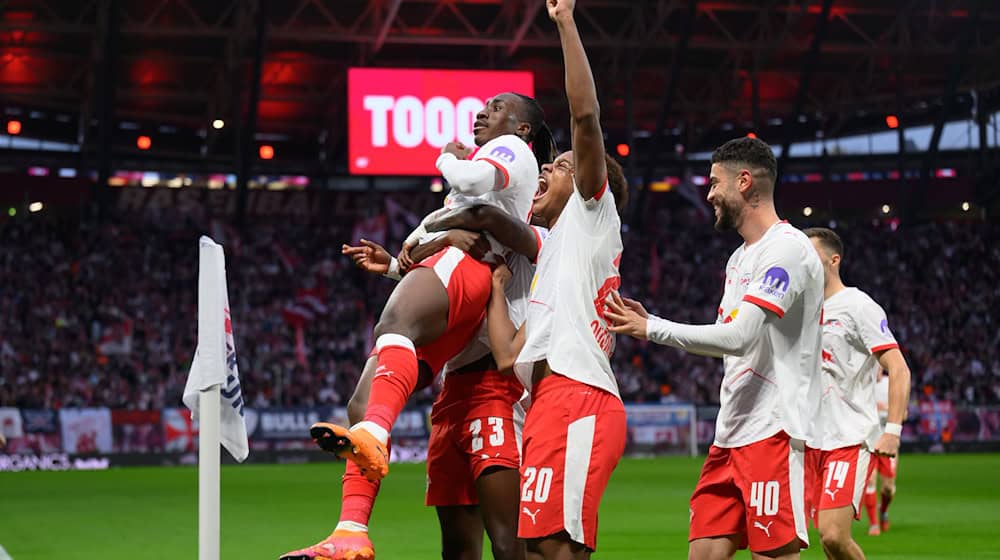 Ян Діоманде (зліва направо), Кастелло Лукеба, Ассан Уедраого та Ромуло святкують перемогу з рахунком 1:0 / Фото: Хендрік Шмідт/dpa