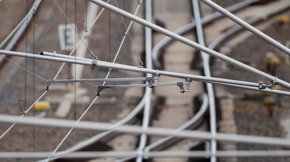 Technicians try to repair the damaged pipe. (Symbolic image) / Photo: Christoph Soeder/dpa