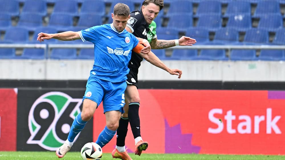 Rostock's Marco Schuster (l) scored against Schweinfurt to make it 1:0 / Photo: Swen Pförtner/dpa