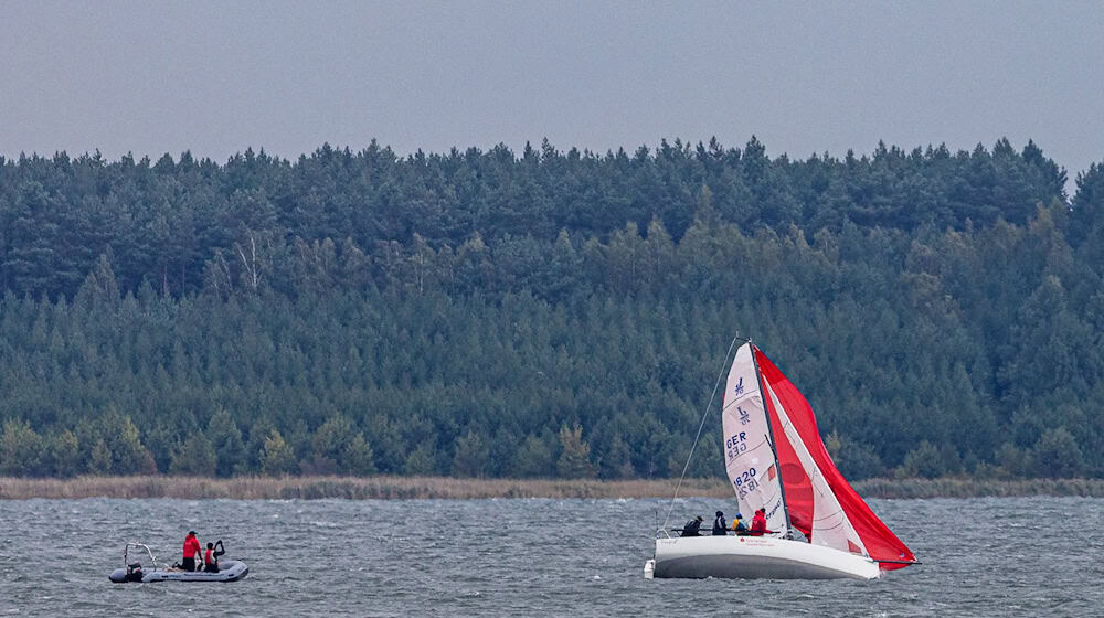 Auf dem Geierswalder See ist ein Mann über Bord gegangen. (Symbolbild) / Foto: Frank Hammerschmidt/dpa