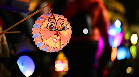 Auch in Sachsen finden in diesem Jahr vielerorts Lampionumzüge statt. (Symbolbild) / Foto: Martin Schutt/dpa