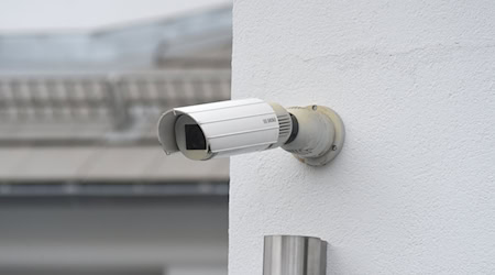 In Sachsen nehmen die Beschwerden wegen privater Videoüberwachung zu (Symbolbild).  / Foto: Felix Hörhager/dpa