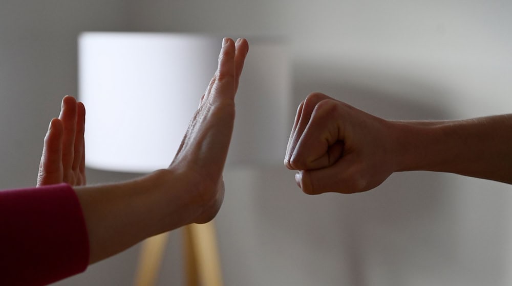 Die beiden neuen Beratungsstellen sollen Betroffenen Schutz und Hilfe bieten. (Symbolbild) / Foto: Frank May/picture alliance/dpa