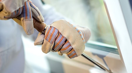 Angekippte Fenster erleichtern Einbrechern den Einstieg in fremde Wohnungen. (Symbolbild) / Foto: Hauke-Christian Dittrich/dpa