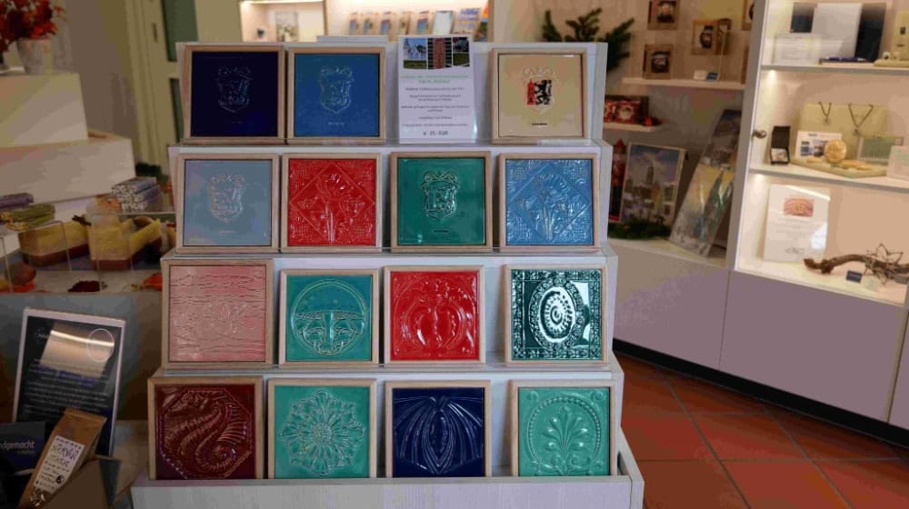 Kunstvoll gestaltete Kacheln aus dem Hause Bidtelia. Foto: Stadt Meißen