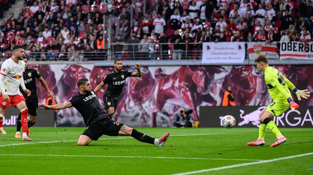  Alexander Nübel (VfB Stuttgart) put in a strong performance in the 3-1 defeat in Leipzig despite a slip-up. / Photo: Hendrik Schmidt/dpa