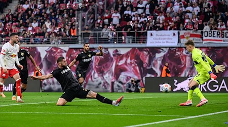  Alexander Nübel (VfB Stuttgart) put in a strong performance in the 3-1 defeat in Leipzig despite a slip-up. / Photo: Hendrik Schmidt/dpa
