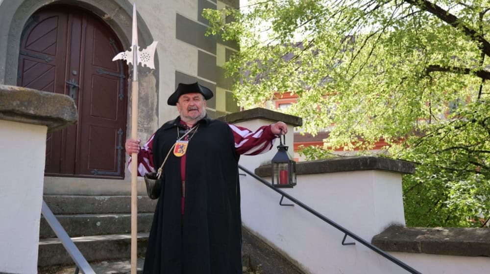 er Nachtwächter ist 2026 schon ab März durch die Straßen Meißens unterwegs. Diese und viele weitere Touren finden sich im neuen Stadtführungsflyer. Foto: Stadtverwaltung Meißen