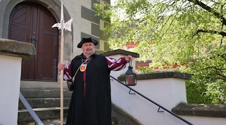 er Nachtwächter ist 2026 schon ab März durch die Straßen Meißens unterwegs. Diese und viele weitere Touren finden sich im neuen Stadtführungsflyer. Foto: Stadtverwaltung Meißen