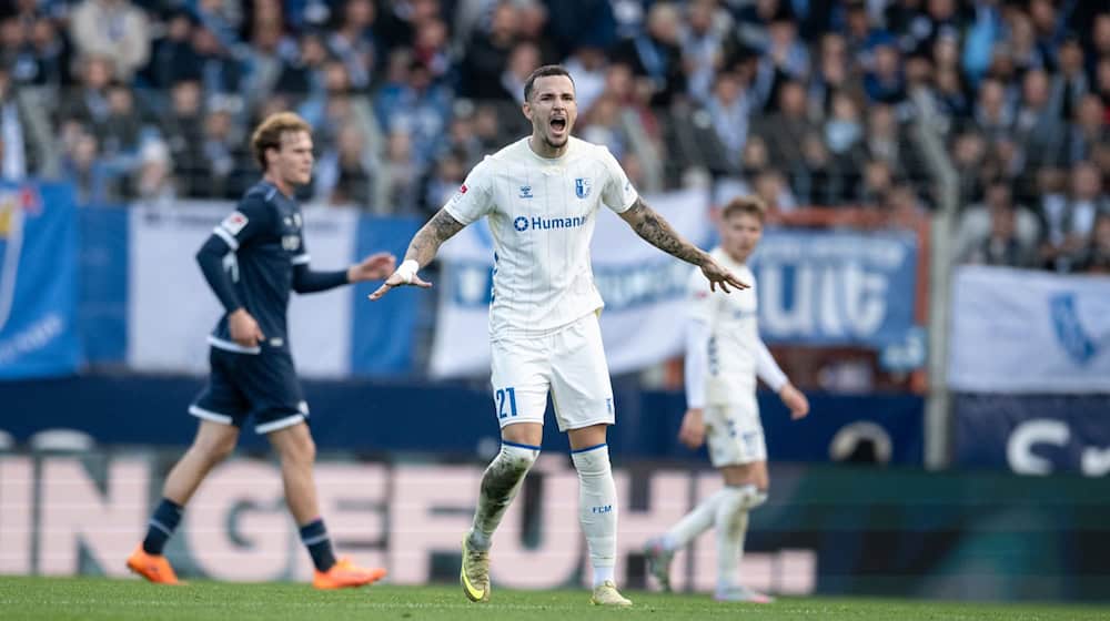 Magdeburg's Falko Michel hit the crossbar with a penalty / Photo: Fabian Strauch/dpa