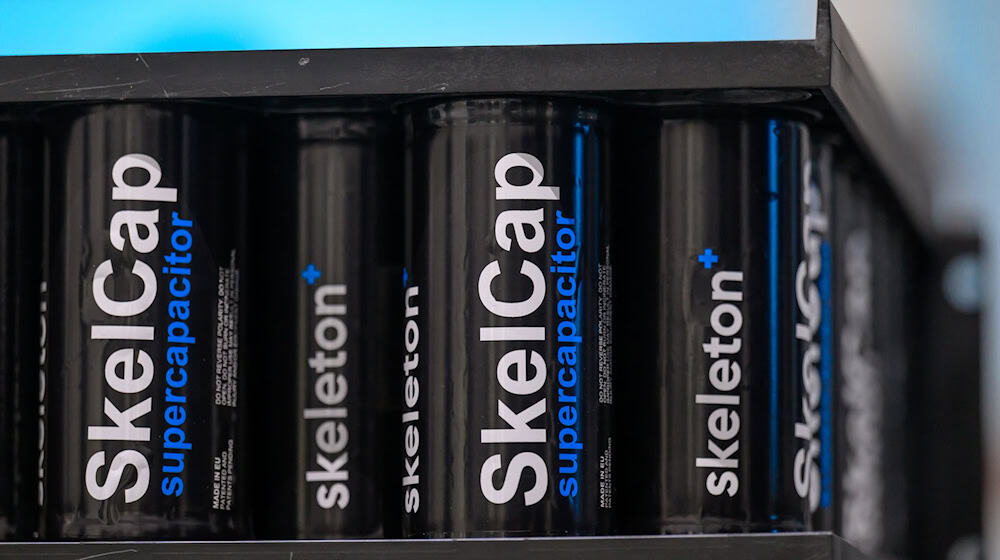 Nahe Leipzig werden Superkondensatoren hergestellt, die zur Stabilisierung des europäischen Stromnetzes und der KI-Infrastruktur beitragen sollen. / Foto: Hendrik Schmidt/dpa