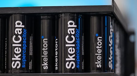 Nahe Leipzig werden Superkondensatoren hergestellt, die zur Stabilisierung des europäischen Stromnetzes und der KI-Infrastruktur beitragen sollen. / Foto: Hendrik Schmidt/dpa