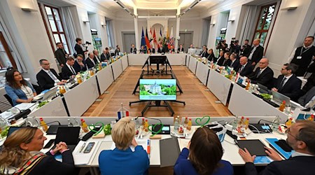 Die Regierungschefs und die Ministerpräsidentin der ostdeutschen Bundesländer wollen in Brüssel ihre Standpunkte klarmachen - etwa wie in Zukunft EU-Geld in die Regionen verteilt werden soll. (Archivbild) / Foto: Martin Schutt/dpa