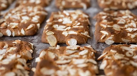 Süße Köstlichkeit: Die Pfefferkuchen sind das traditionelle Gebäck aus Pulsnitz. (Archivbild) / Foto: Sebastian Kahnert/dpa