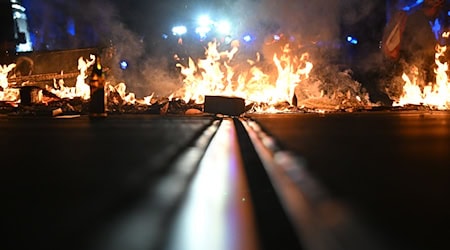 Nach einem Straßenprotest im Leipziger Stadtteil Connewitz ermittelt die Polizei wegen Landfriedensbruch. (Archivbild) / Foto: Hendrik Schmidt/dpa