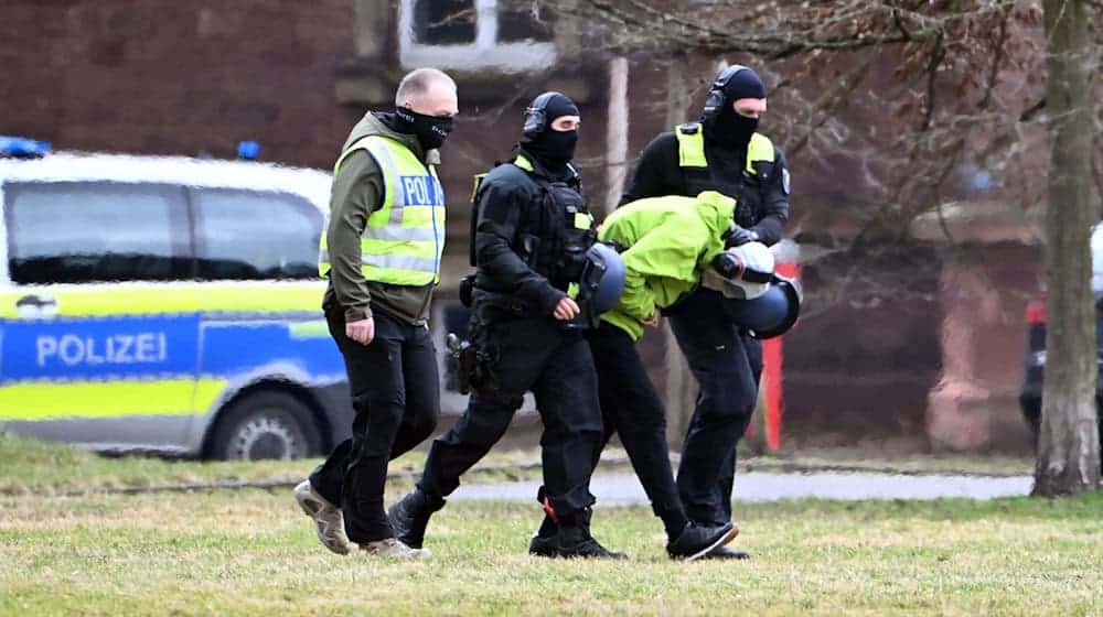 Eine Woche nach der Tat ließ die Bundesanwaltschaft den Tatverdächtigen in Karlsruhe vorführen. (Archivbild) / Foto: Uli Deck/dpa