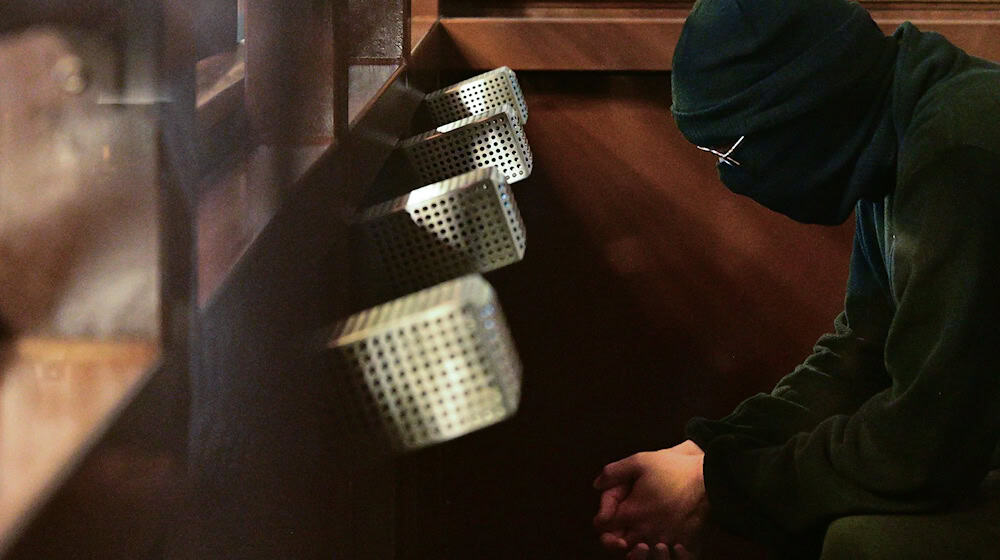 Im Prozess gegen den mutmaßlichen Attentäter vom Holocaust-Mahnmal in Berlin schildern Polizeibeamte die Festnahme des Angeklagten in der Nähe des Tatortes. (Archivbild) / Foto: Sebastian Christoph Gollnow/dpa