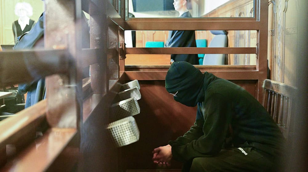 Der 19-Jährige ist unter anderem wegen versuchten Mordes angeklagt. (Archivbild)  / Foto: Sebastian Christoph Gollnow/dpa