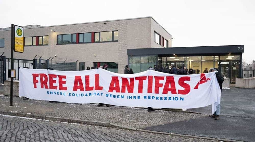 Sieben mutmaßliche Linksextremisten müssen sich vor dem Oberlandesgericht Dresden verantworten. / Foto: Sebastian Kahnert/dpa