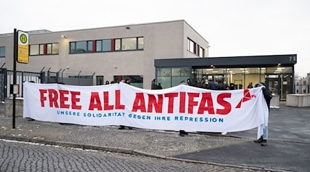 Sieben mutmaßliche Linksextremisten müssen sich vor dem Oberlandesgericht Dresden verantworten. / Foto: Sebastian Kahnert/dpa