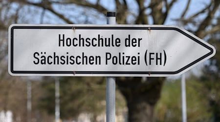 Wegen einer Überschneidung mit alten Prüfungsaufgaben müssen 320 Polizeianwärter in Sachsen ihre Abschlussprüfung erneut ablegen. (Symbolfoto)  / Foto: Robert Michael/dpa