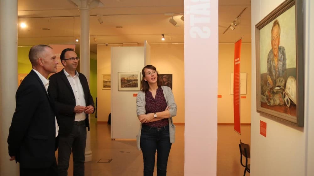 Museumsleiterin Anja Hirschberg führte Landrat Ralf Hänsel (l.) und Oberbürgermeister Marco Müller durch die neue Sonderausstellung im Stadtmuseum Riesa. Foto: Stadt Riesa
