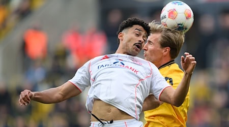 Düsseldorf's Emmanuel Iyoha (l.) was racially insulted during the match in Dresden / Photo: Robert Michael/dpa