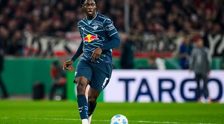 Leipzig's El Chadaille Bitshiabu is out for a long time with a muscle injury / Photo: Tom Weller/dpa